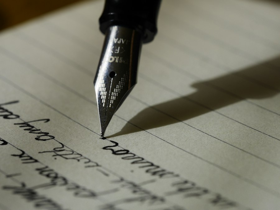 Notizbuch mit Stift auf Holzschreibtisch für Wochenplanung
