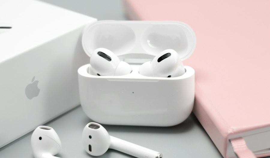 In-Ear Ohrhörer neben Over-Ear Kopfhörern auf einem Tisch