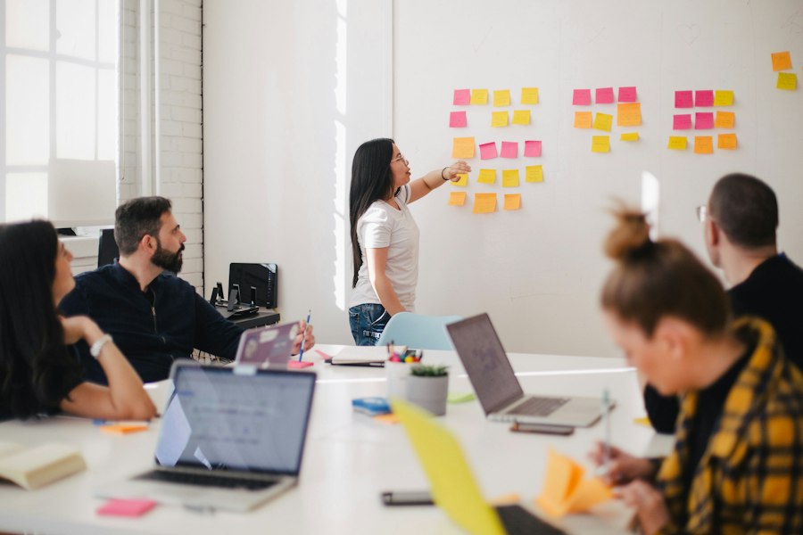 Redaktionsteam bei redaktioneller Recherche und Planung am Konferenztisch