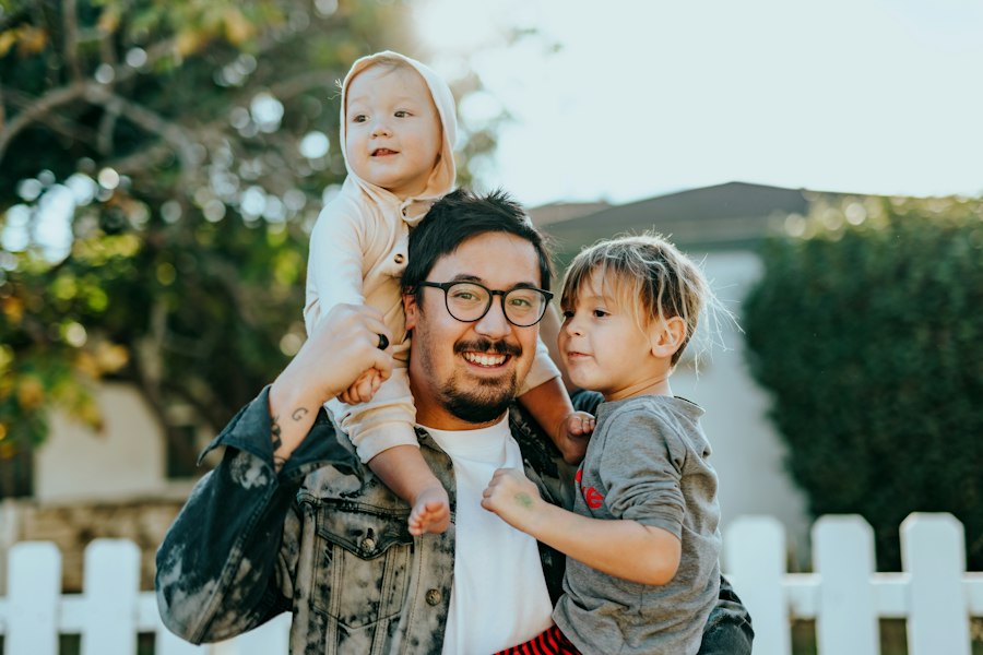 Familie entspannt im Wohnzimmer beim gemeinsamen Lesen und Hören