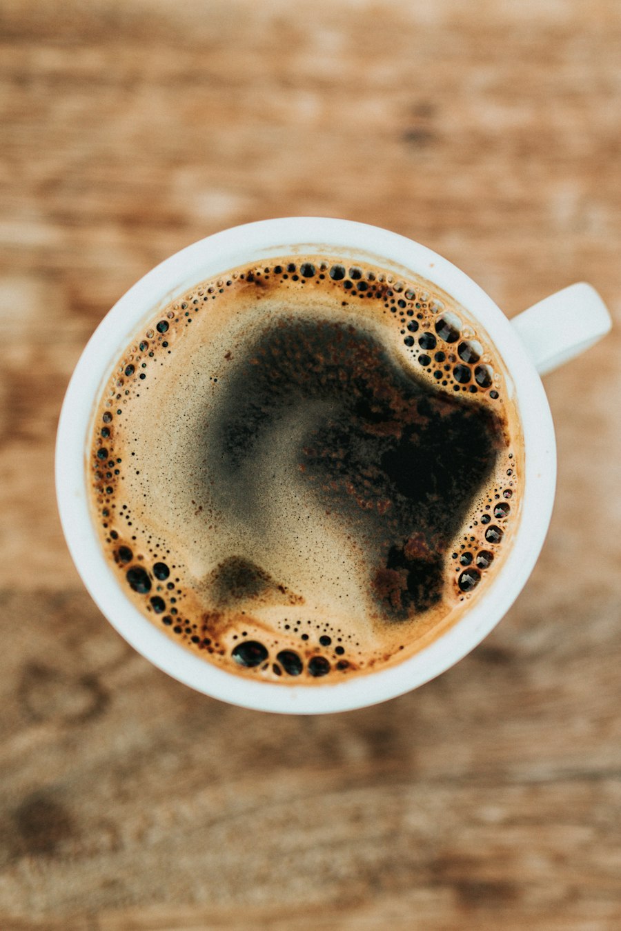 Person genießt ruhigen Moment am Morgen bei einer Tasse Kaffee ohne Kopfhörer