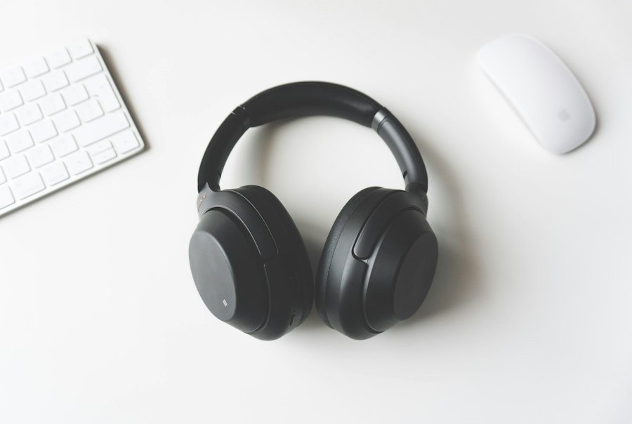 Erwachsener hört bewusst Musik über Over-Ear-Kopfhörer in ruhiger Umgebung
