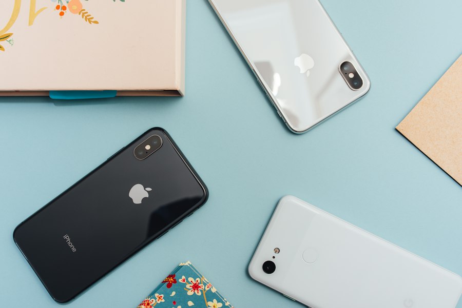 Smartphone mit geöffneten Audio- und Toneinstellungen in den Händen gehalten